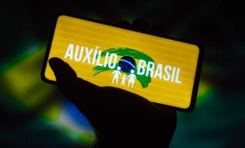Bolsonaro sanciona lei que institui o Auxílio Brasil