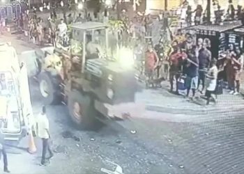 Homem avançou com trator em direção a foliões em Quissamã