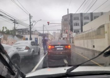 Chuva deixa ruas alagadas, afeta semáforos em Campos e aumenta nível do rio em Itaperuna