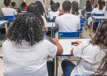 Estado autoriza mudança da jornada de trabalho do magistério de 18 para 30 horas semanais