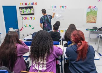 Governo do Estado regulamenta carga horária de professores de 18 para 30 horas semanais