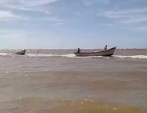 Embarcação afunda em Atafona; pescadores são resgatados com vida