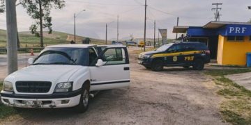 prf-recupera-caminhonete-furtada-no-es-e-prende-homem-na-br-101,-em-campos