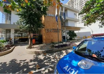Homem é detido com arma e mais de R$ 11 mil em estacionamento de shopping em Campos
