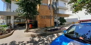 Homem é detido com arma e mais de R$ 11 mil em estacionamento de shopping em Campos