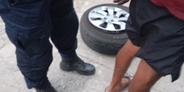 Homem é preso ao furtar roda de veículo em estacionamento de edifício em Campos