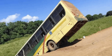 onibus-escolar-com-estudantes-quebra-e-despenca-em-ribanceira,-em-sao-francisco-de-itabapoana