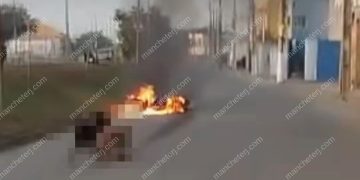 Moto pega fogo após acidente em Campos, e bombeiros não encontram condutor
