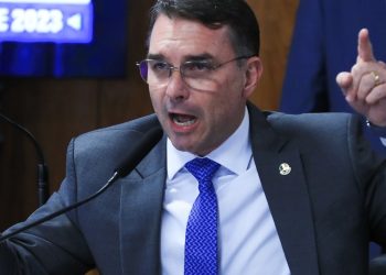 Flávio Bolsonaro desembarca na Europa durante operação na casa do pai