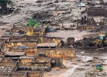 Lula anuncia R$ 3,7 bi para atingidos por lama da barragem em Mariana