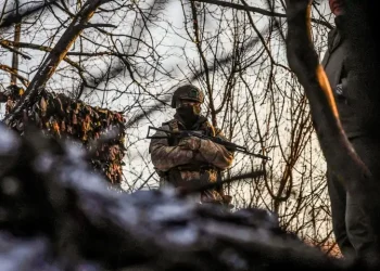 Militar Ucraniano Na Fronteira Com A Russia Na Regiao De Sumy