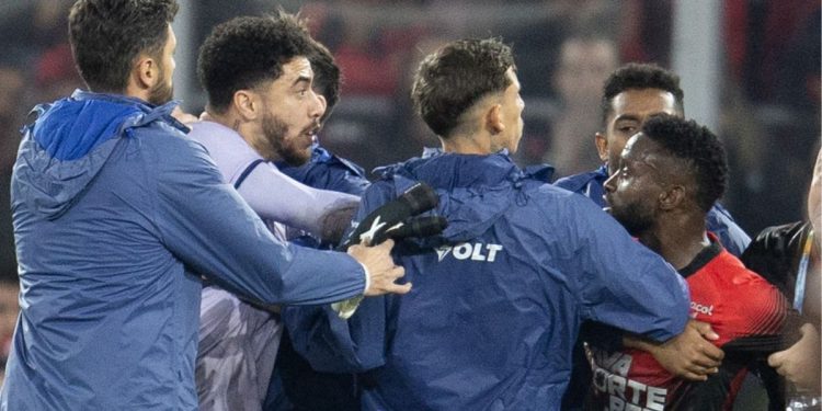 Cesar Mendoza Athletico Avai Confusao Serie B