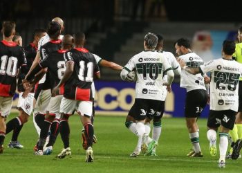 Confusao Zeca Edson Coritiba Botafogo Sp Serie B 1024x576 1