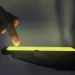 Mao Tocando A Tela Iluminada Do Smartphone