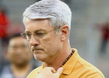 Odair Hellmann Athletico Pressionado Serie B