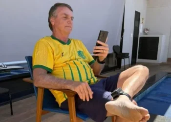 Bolsonaro teria violado tornozeleira eletrônica, segundo Moraes