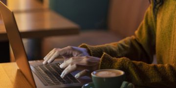 Mulher De Lado Trabalhando Em Seu Laptop Em Uma Cafeteria