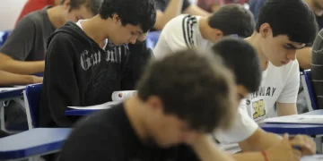 Estudantes Provas Selecao Do Programa De Avaliacao Seriada Pas 0412111047 0