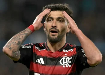 Corretora aciona Flamengo na Justiça por patrocínio de R$ 71,4 milhões