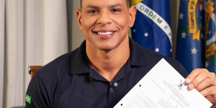 Vereador Maicon Cruz protocola projeto que cria Tarifa Social de Água e Esgoto para famílias de pessoas com TEA em Campos