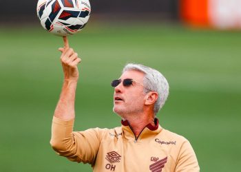 Odair Hellmann Athletico Tecnico Bola