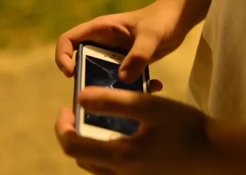 180515   Jovem Celular 0829