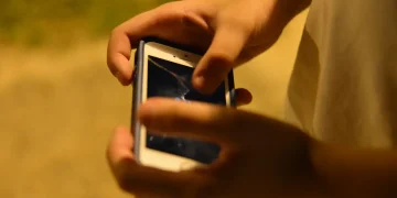 180515   Jovem Celular 0829