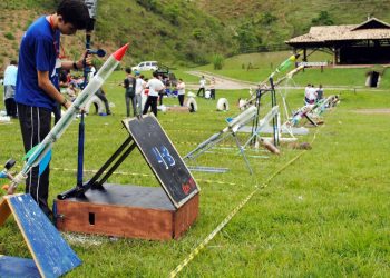 Oba   Alunos Participando Da Jornada De Foguetes 2