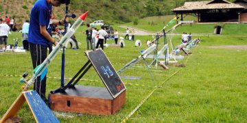 Oba Alunos Participando Da Jornada De Foguetes 2