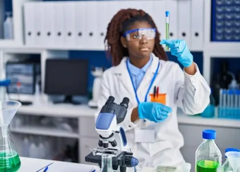 Cientista Afro Americana Segurando Tubo De Ensaio No Laboratorio 839833 8926
