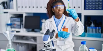 Cientista Afro Americana Segurando Tubo De Ensaio No Laboratorio 839833 8926