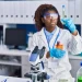 Cientista Afro Americana Segurando Tubo De Ensaio No Laboratorio 839833 8926