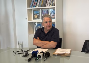Garotinho desmente suposta desistência, diz que segue candidato e questiona ausência de debates no Rio