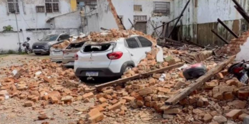 Parte de imóvel desaba no Centro de Campos e atinge quatro veículos