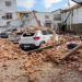 Parte de imóvel desaba no Centro de Campos e atinge quatro veículos